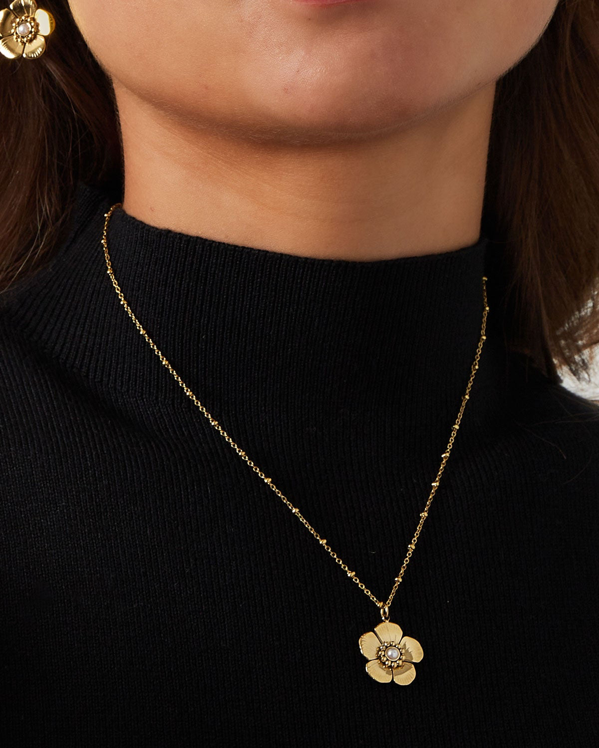 COLLANA A SFERE CON PENDENTE FLOREALE E PERLA